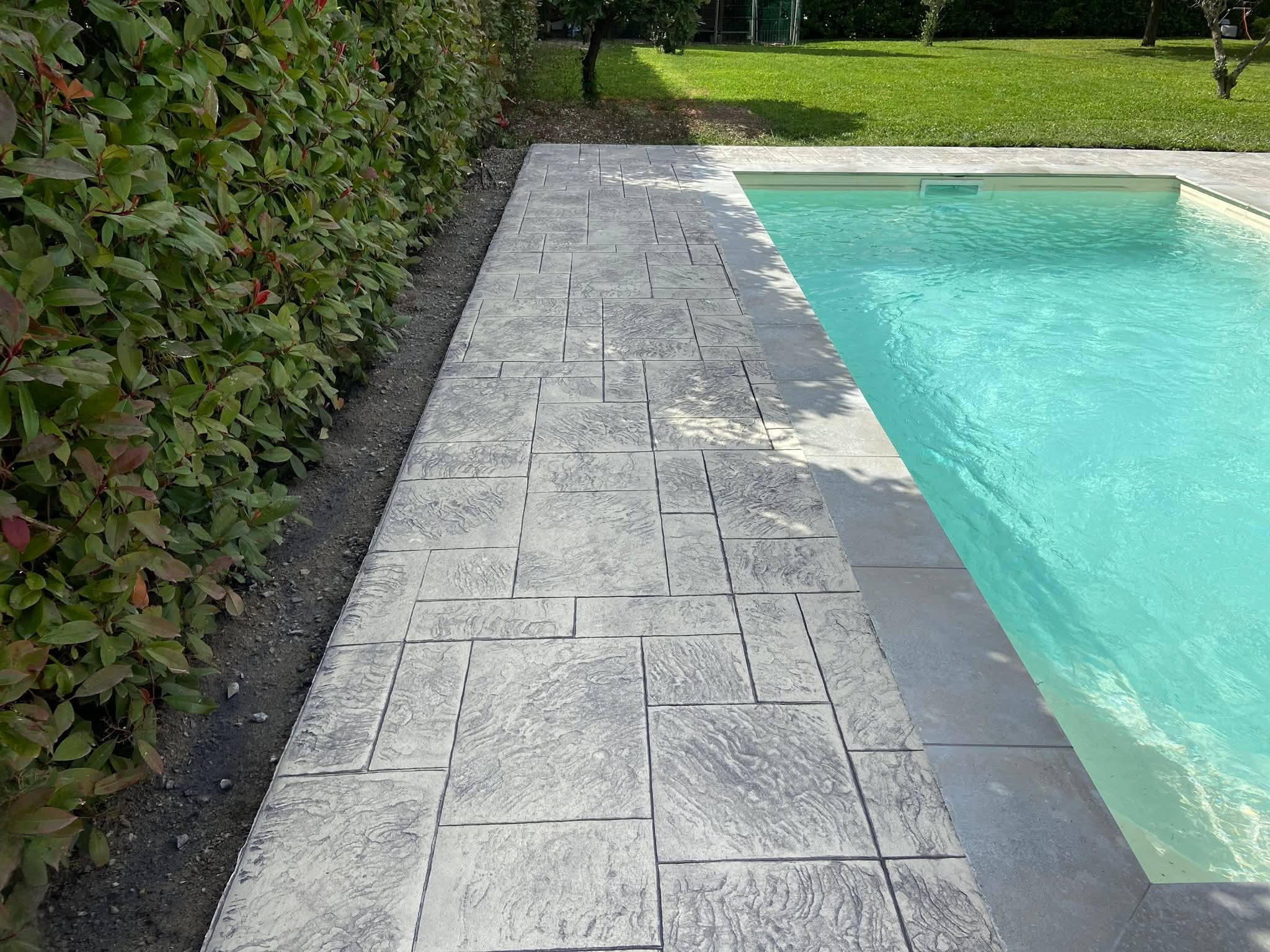 Terrasse en béton imprimé effet pierre