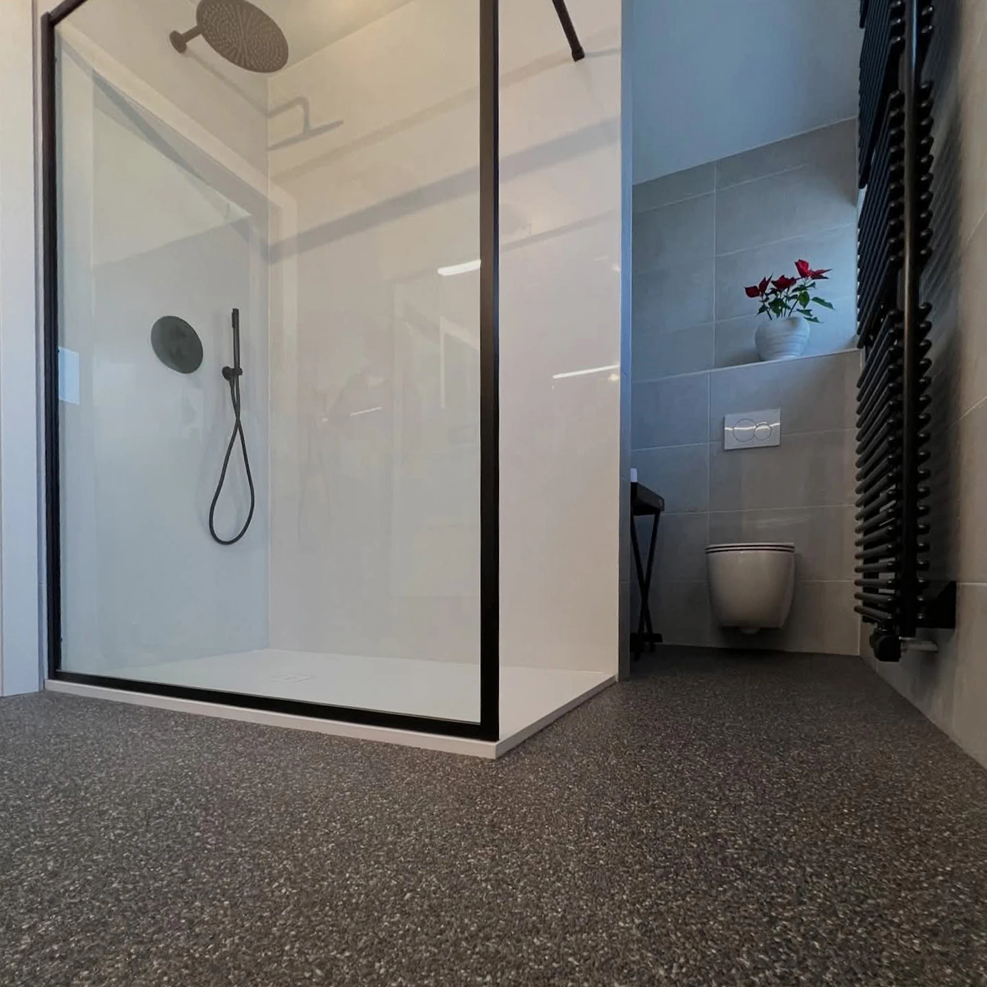 Rénovation intérieure à Vichy : salle de bain avec douche à l'italienne et sol en moquette de pierre