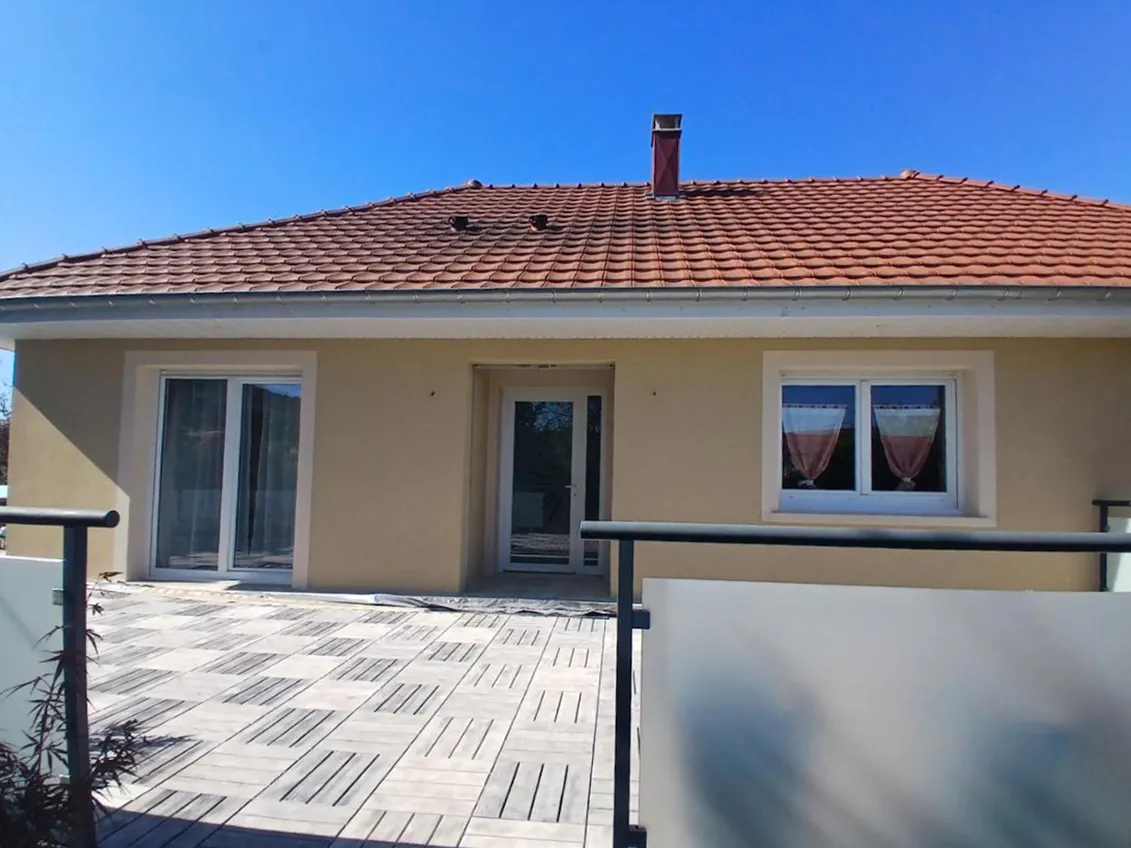 Ravalement de façade à Vendat (Allier) : enduit neuf sur maison individuelle par BâtiTravaux