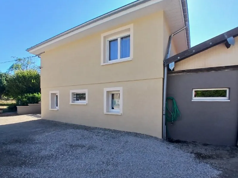 Façade ravalée à Vendat près de Vichy, finition enduit grattée