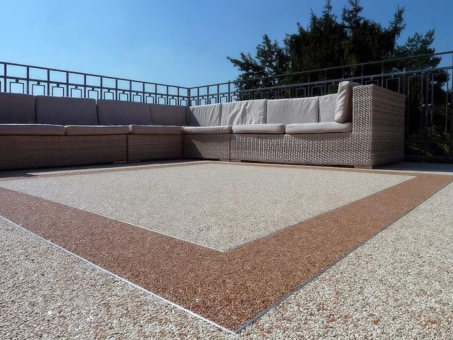 Aménagement extérieur à Vichy : terrasse en moquette de pierre drainante posée par BâtiTravaux