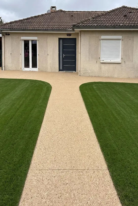 Terrasse et allée en béton désactivé réalisées par BâtiTravaux