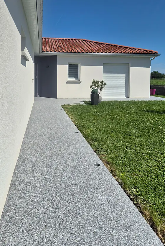 Allée en moquette de pierre réalisée par BâtiTravaux