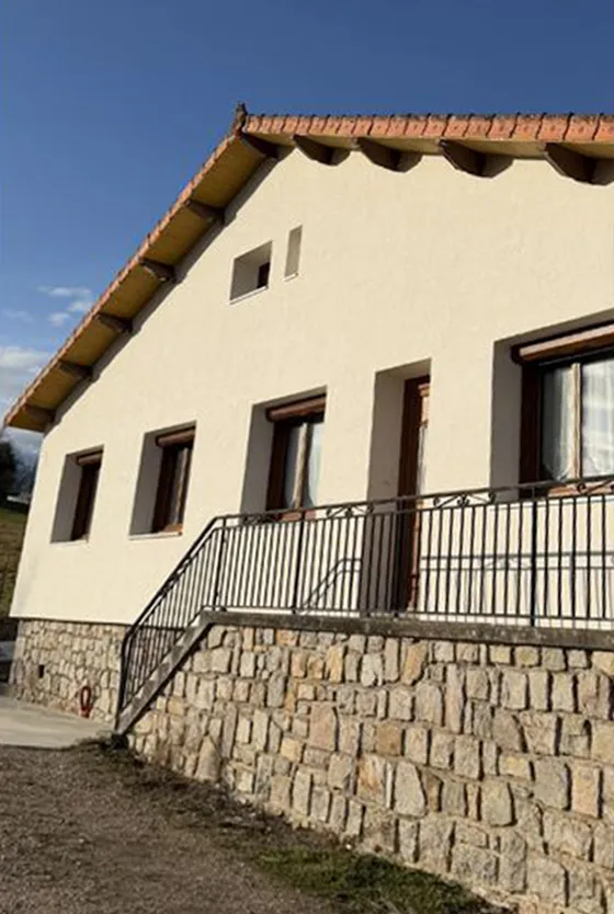 Maison isolée par l'extérieur avec enduit de façade neuf, chantier ITE BâtiTravaux dans l'Allier