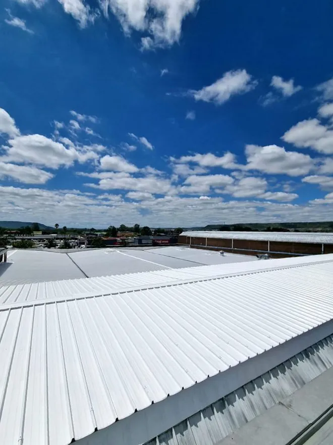 Toiture industrielle avant application du cool roofing