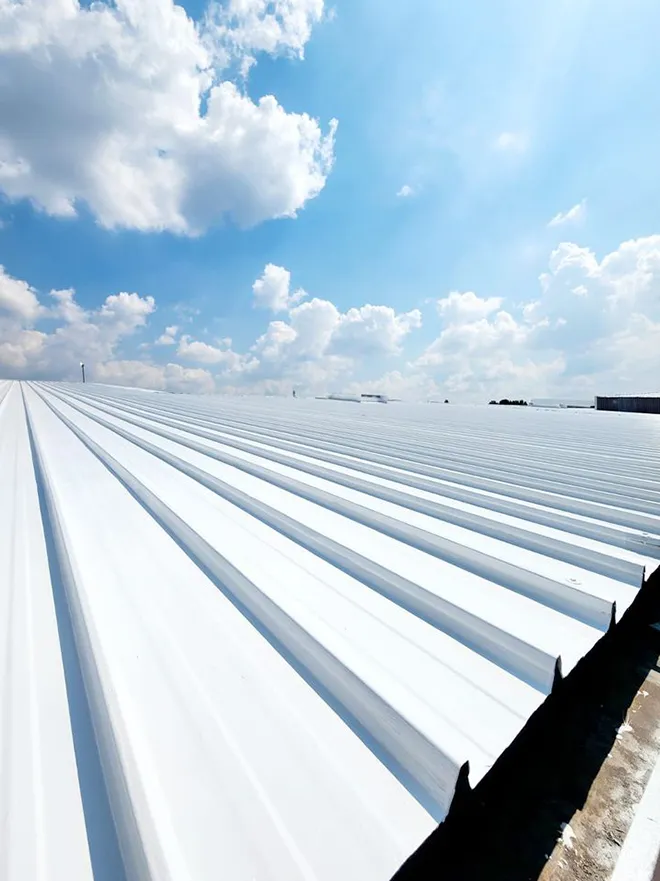 Résultat final d'un chantier de cool roofing sur bâtiment professionnel