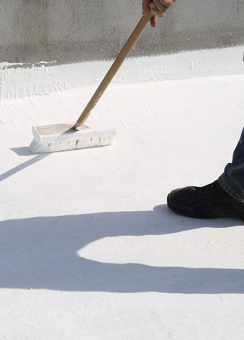 Application d'une peinture réflective sur une toiture plate (cool roofing)