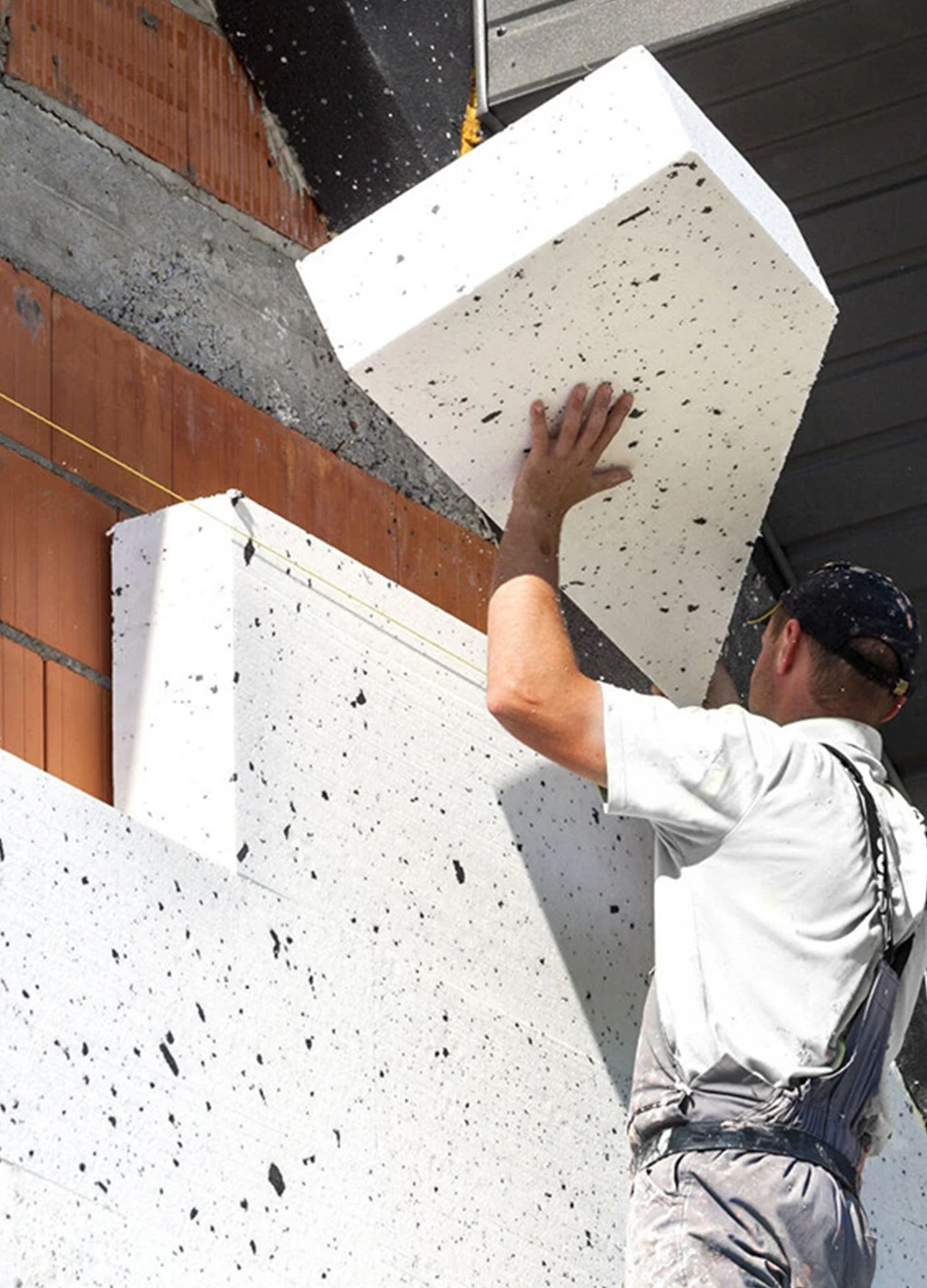 Pose de panneaux isolants sur la façade d'une maison