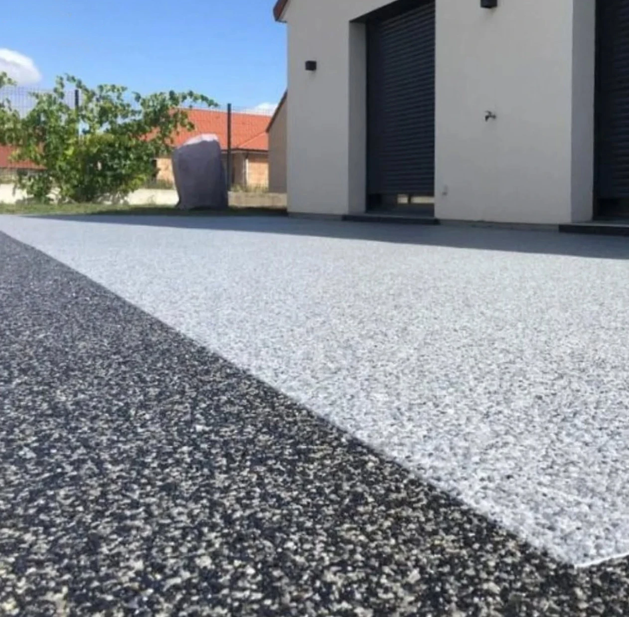 Pose de moquette de pierre sur une terrasse par BâtiTravaux à Vichy