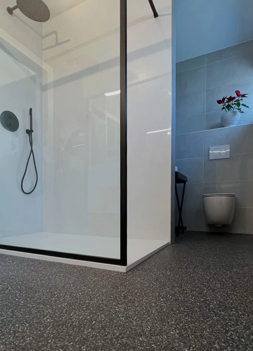 Salle de bains rénovée avec douche à l'italienne de plain-pied et sol sans seuil